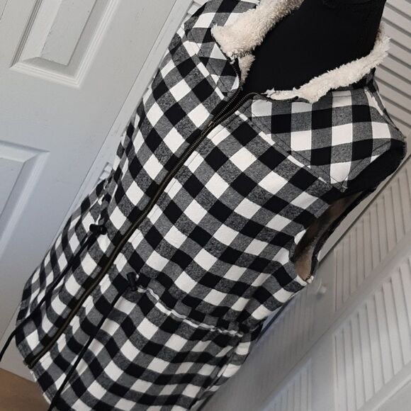 Doublju Black and White Cozy Vest with Pockets and Drawstring Waist - Picture 2 of 12